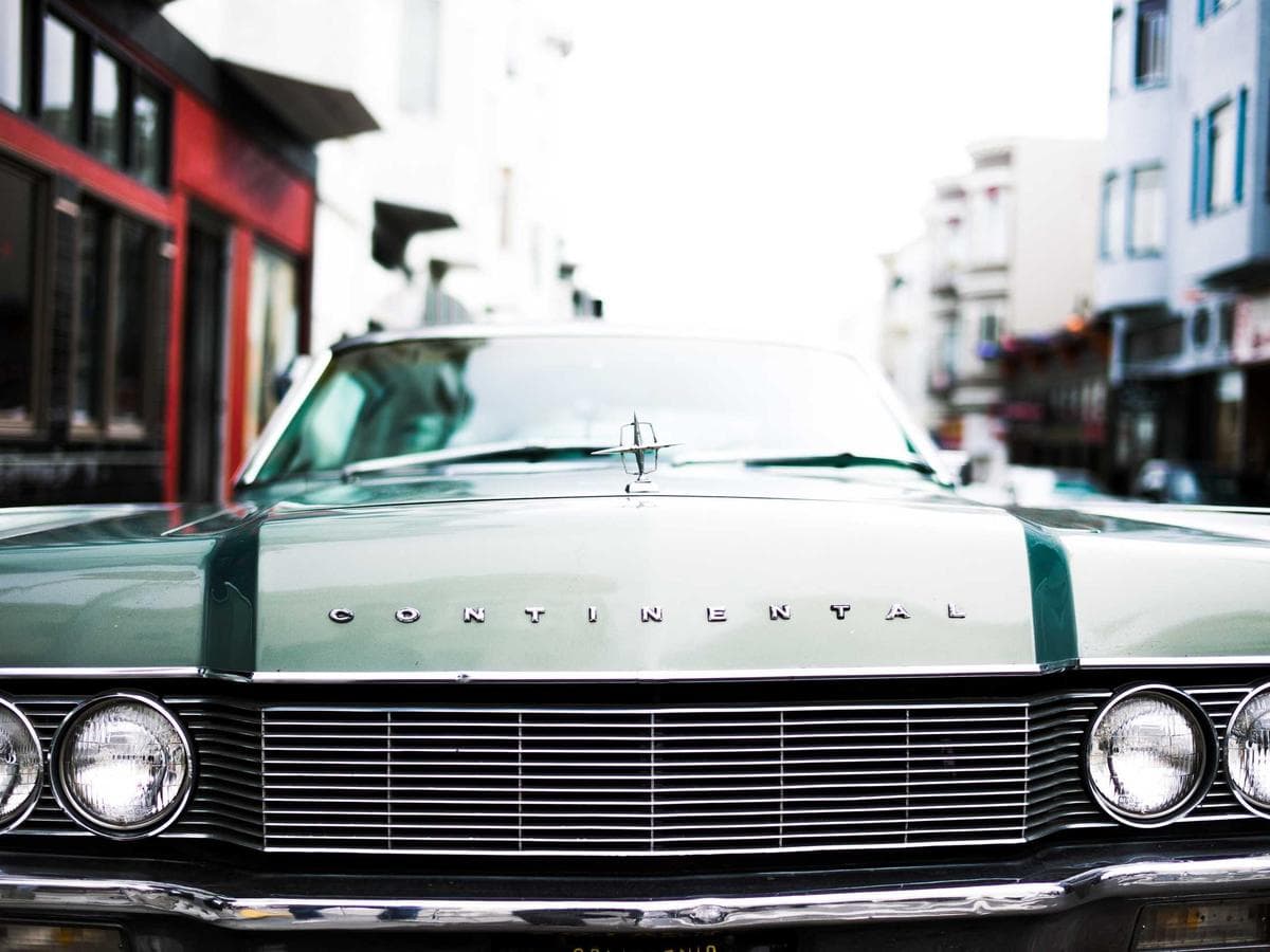 脳内にアミロイドβとタウタンパクが蓄積し神経細胞が損なわれていく様子を描いた図解イラスト